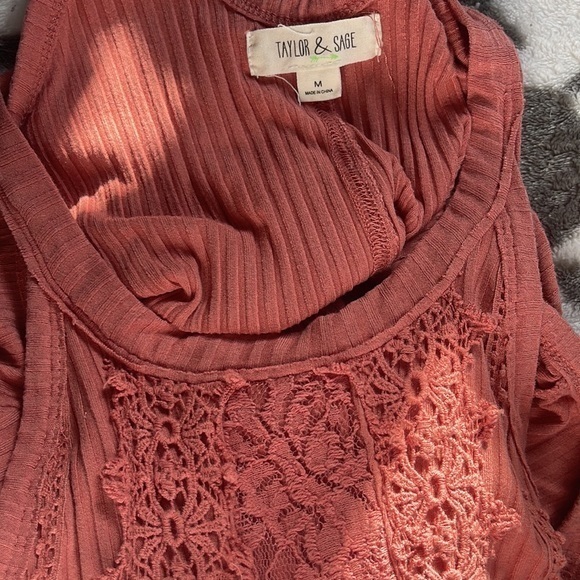 Taylor and Sage DarkRose Gold flow top. Size medium - Picture 8 of 8